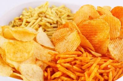 這6種常吃零食對身體危害大，孩子想吃也別縱容！